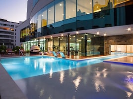 Piscina interna, piscina externa, espreguiçadeiras