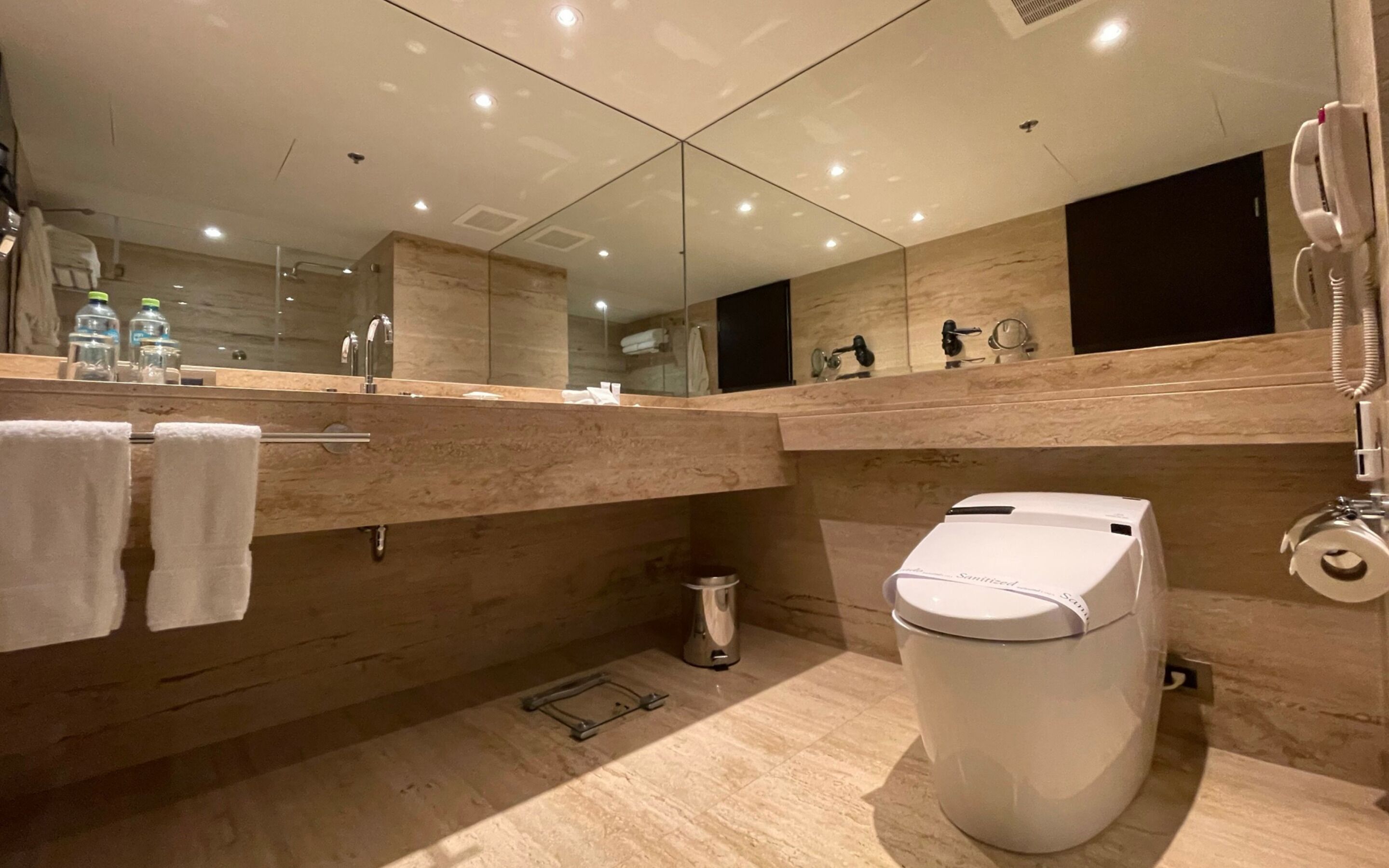 Grand Room, 1 King Bed, Non Smoking | Bathroom | Shower, rainfall showerhead, designer toiletries, hair dryer