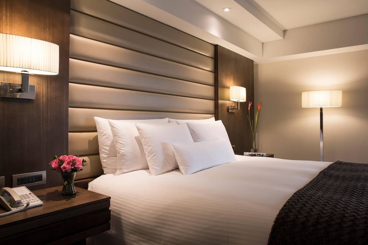 Grand Room, 1 King Bed | Premium bedding, down comforters, memory foam beds, minibar