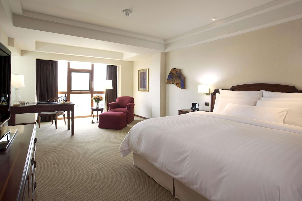 Executive Room, 1 King Bed, City View | Premium bedding, down comforters, memory foam beds, minibar