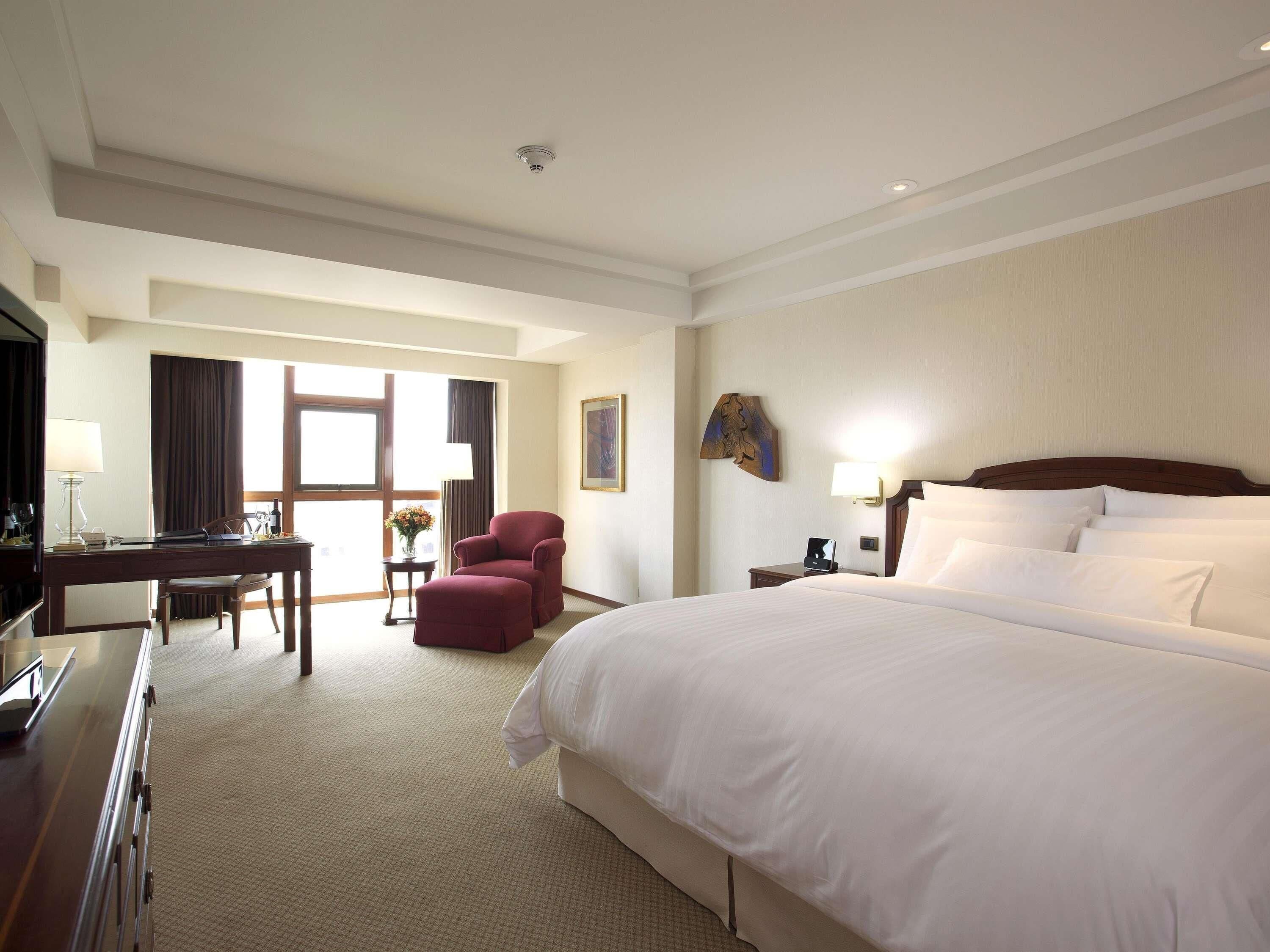 Executive Room, 1 King Bed, City View