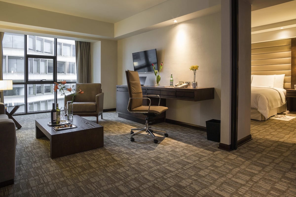 Business Suite, 1 Bedroom | Peralatan tempat tidur premium, gebar bulu kapas, busa memori, bar mini
