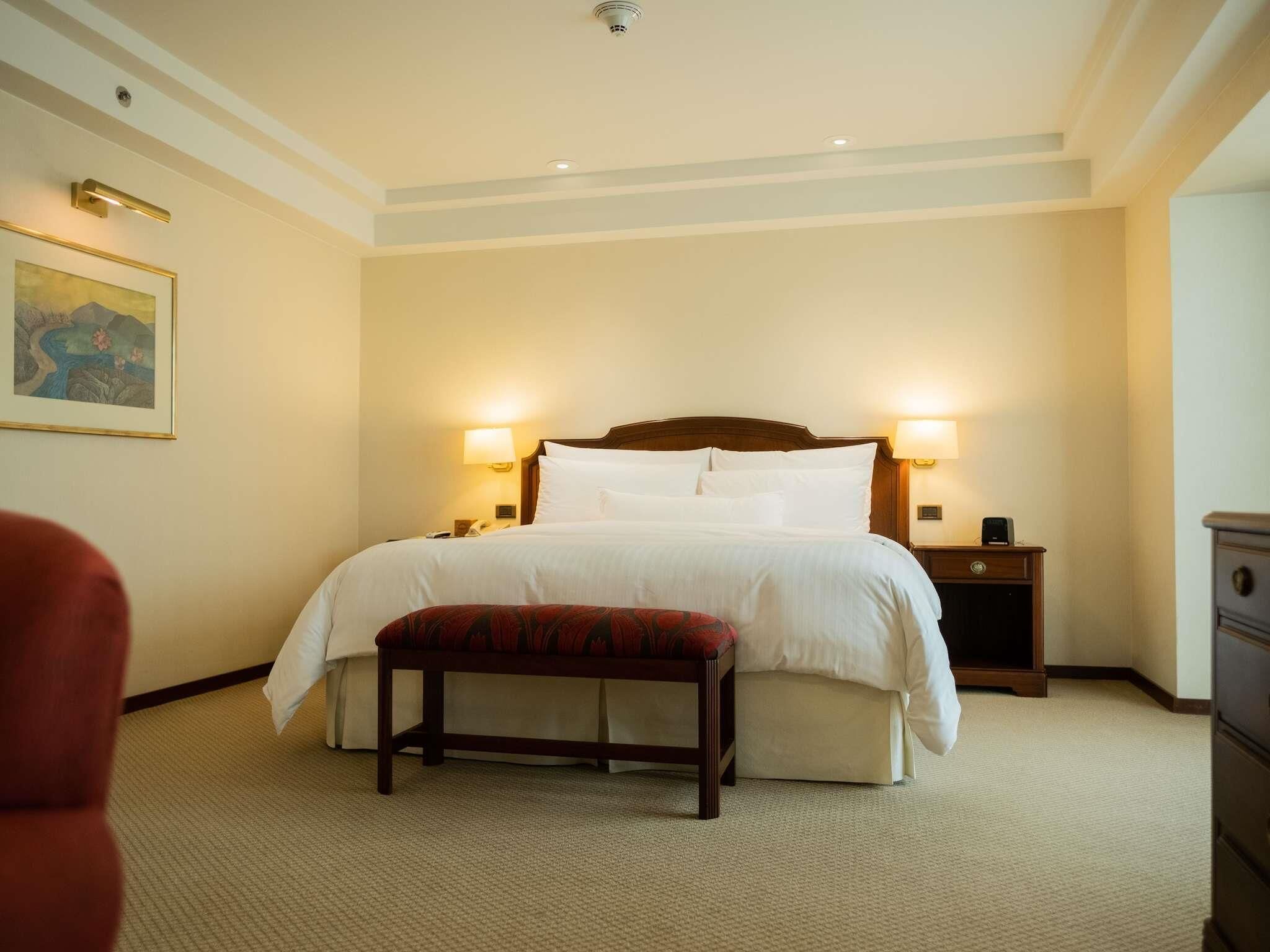 Chambre majestueuse, 1 très grand lit, vue sur la ville | Literie de qualité, couette en duvet