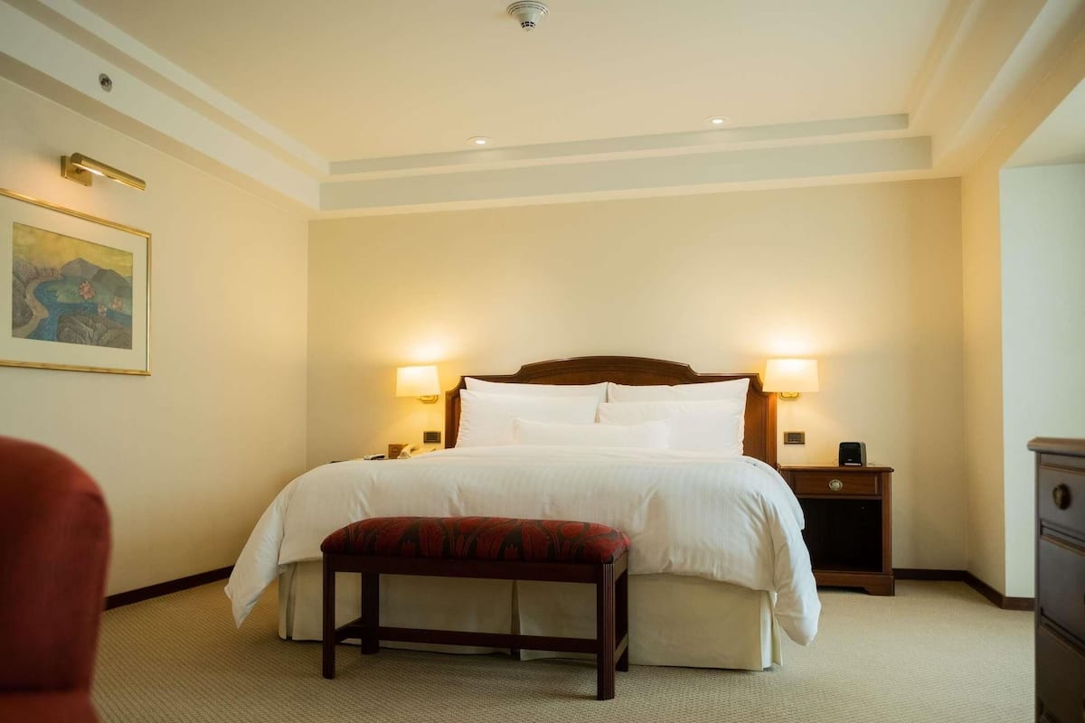 Chambre majestueuse, 1 trÚs grand lit, vue sur la ville | Literie de qualité, couette en duvet