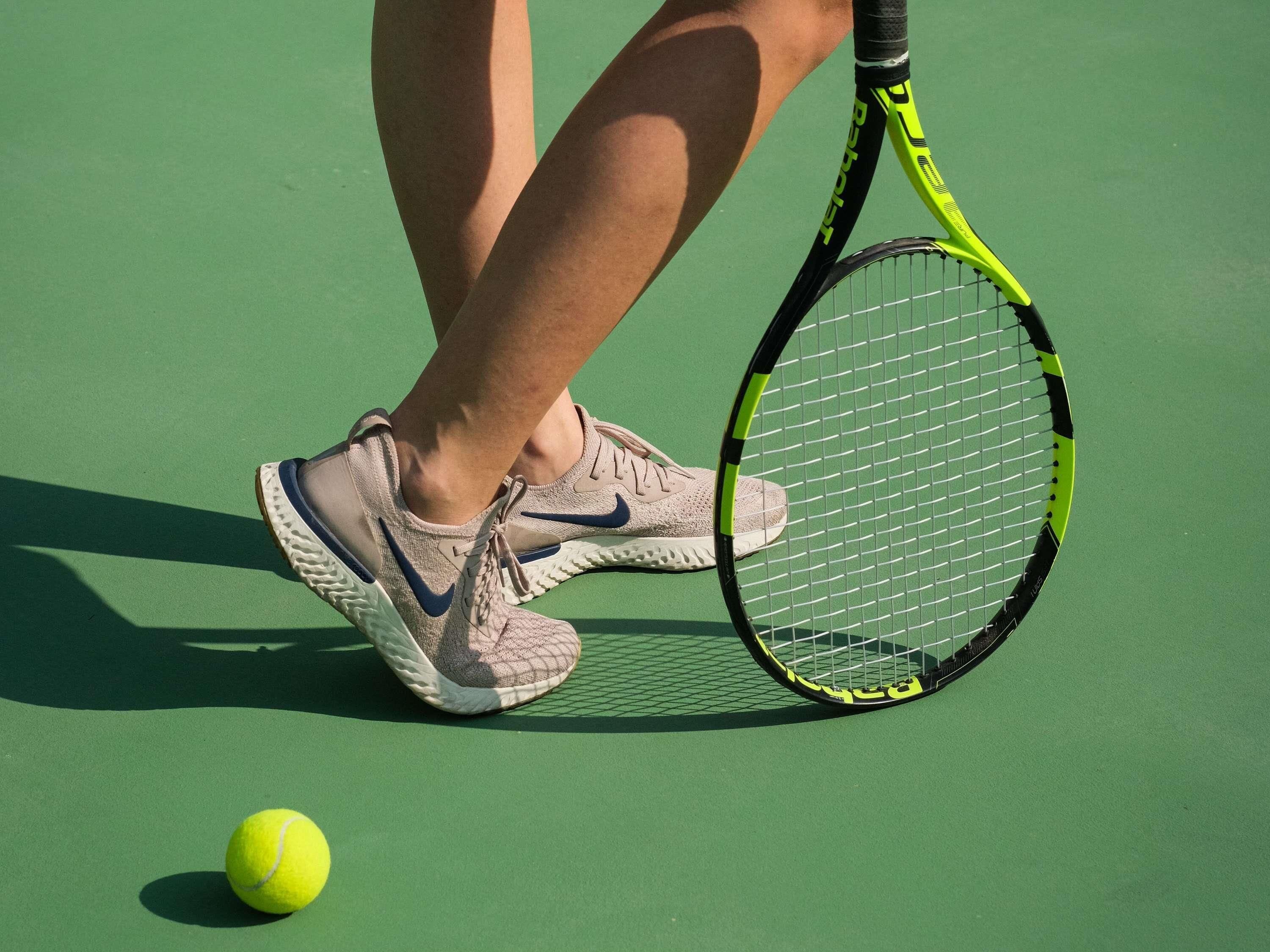 Un campo da tennis con una racchetta e una pallina.