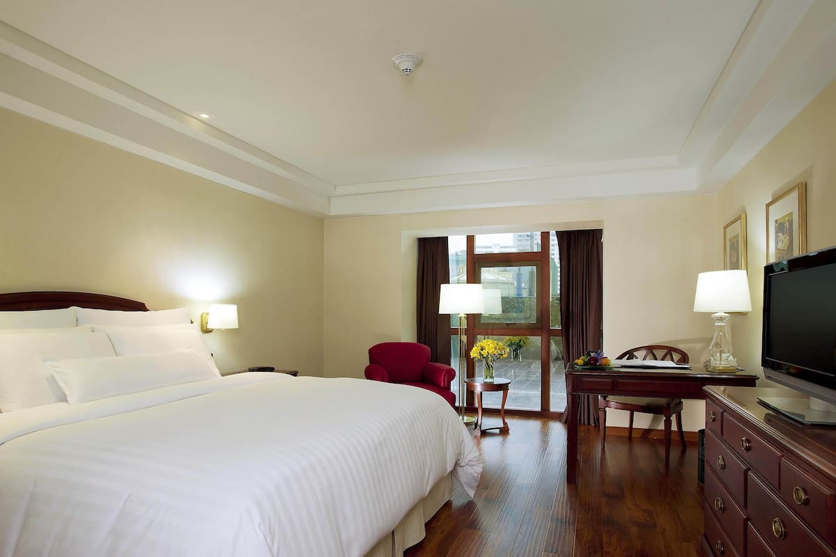 Premier Room, 1 King Bed | Premium bedding, down comforters, memory foam beds, minibar