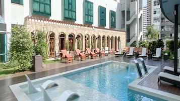 Una piscina techada, una piscina al aire libre