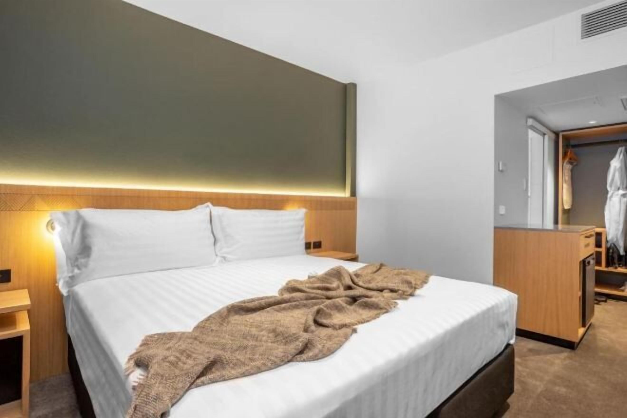 Coffres-forts dans les chambres, bureau, fer et planche à repasser