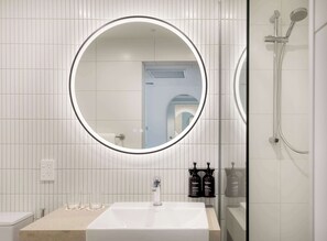 シャワー付き浴槽、バスアメニティ (無料)、ヘアドライヤー、タオル
