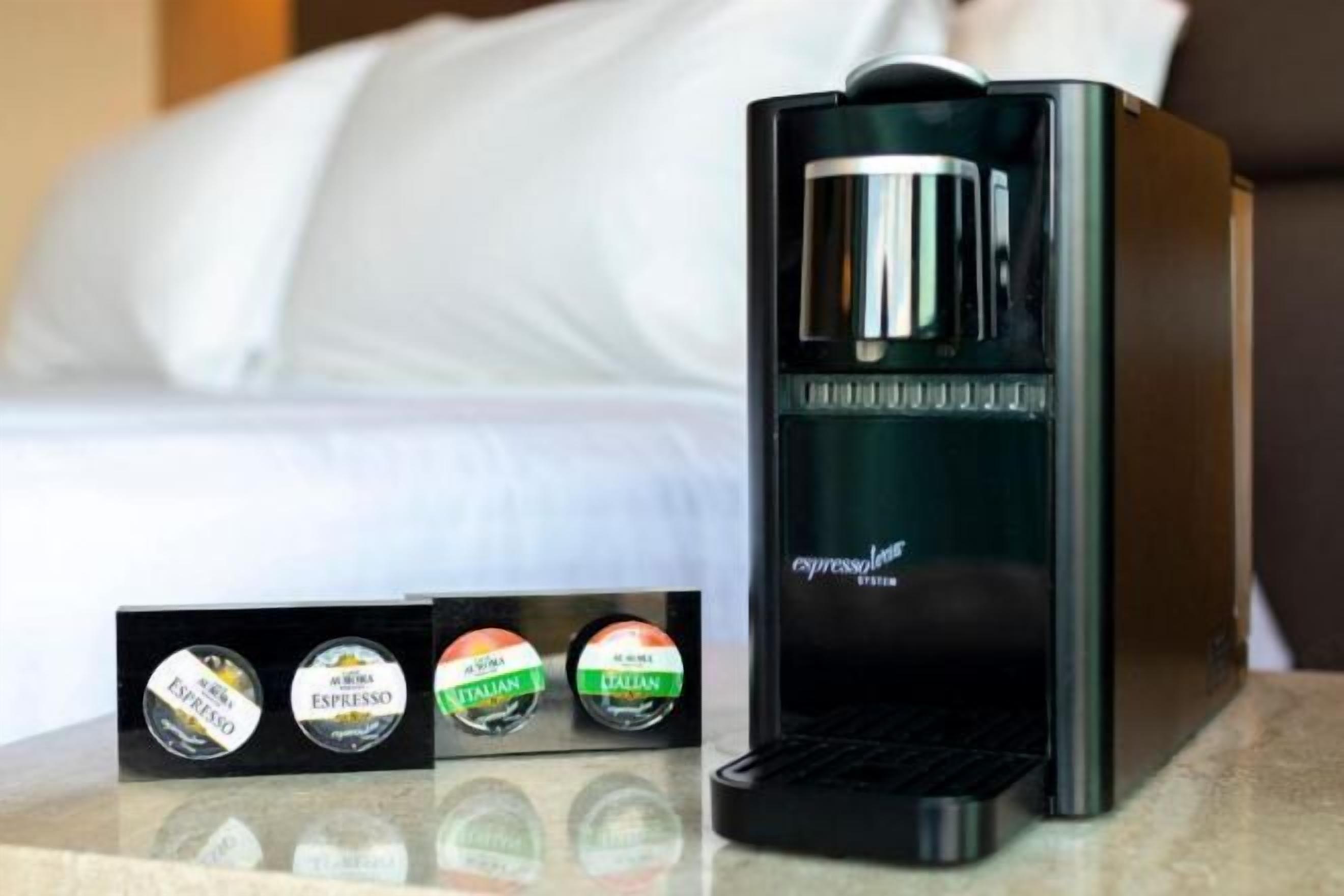 セーフティボックス (室内)、デスク、アイロン / アイロン台、ベビーベッド (無料)