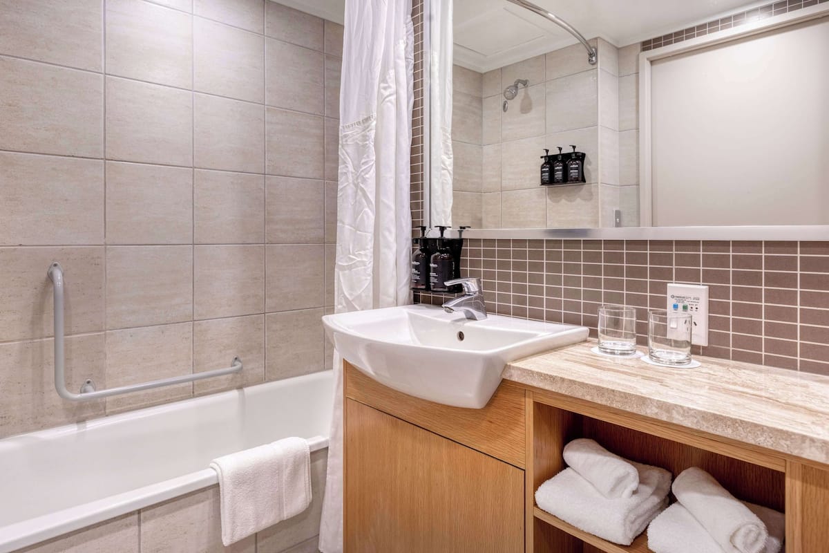 deluxe room, 1 king bed (city facing) | in-room safe, desk, iron/ironing board, free cots/infant beds