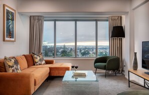 Suite, 1 Schlafzimmer, Stadtblick | Zimmersafe, Schreibtisch, Bügeleisen/Bügelbrett, kostenlose Babybetten