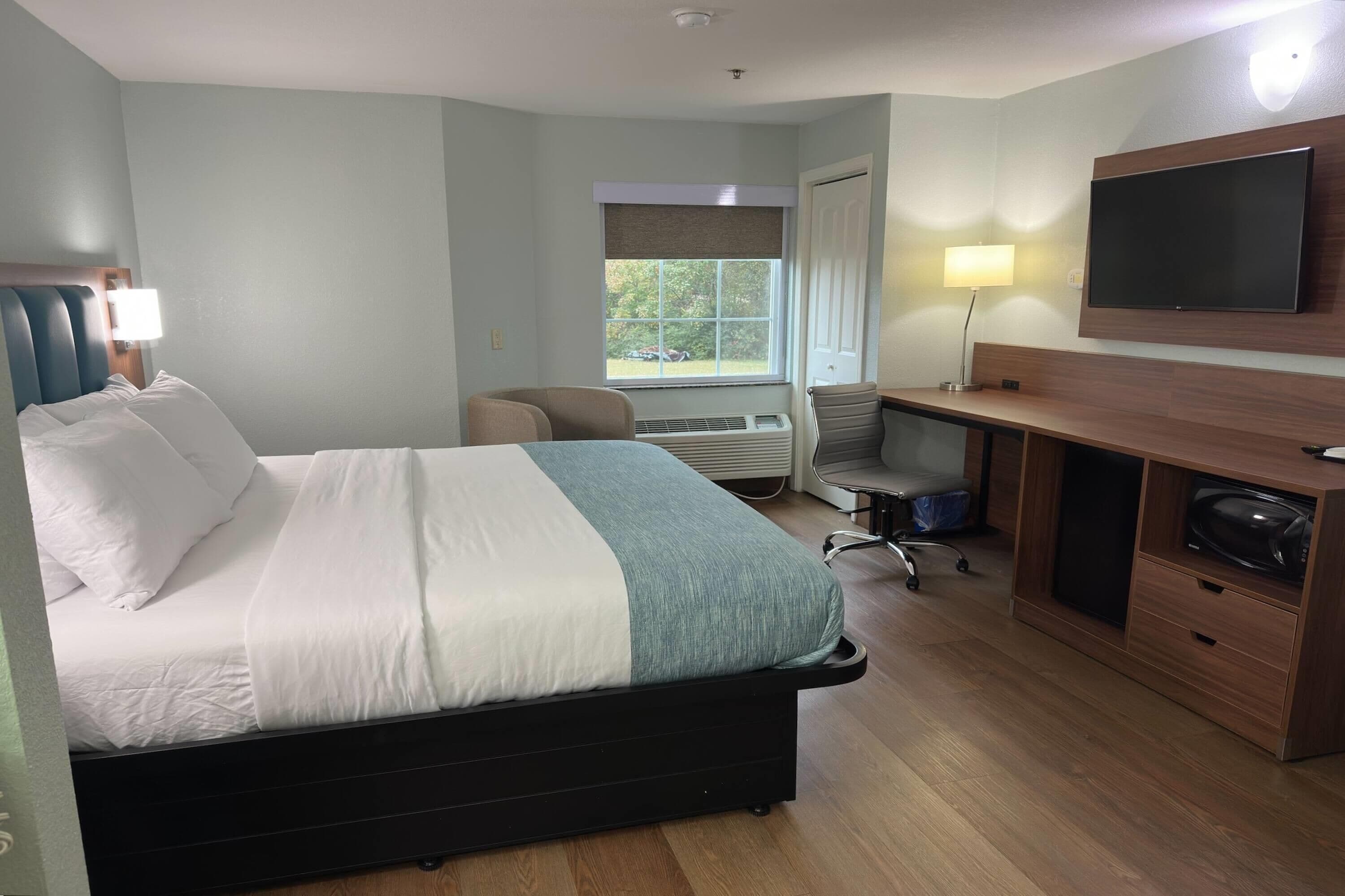 Room, 1 Queen Bed, Mobility Accessible, Non Smoking (Bathtub W/grab Bars) | Egyptian cotton sheets, premium bedding, pillowtop beds