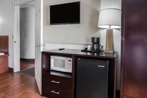 In-room safe, desk, laptop workspace, iron/ironing board - Sleep Inn Rockford I-90 (Rockford)