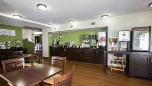 Une cuisine moderne avec des meubles en bois, un coin café et un réfrigérateur.