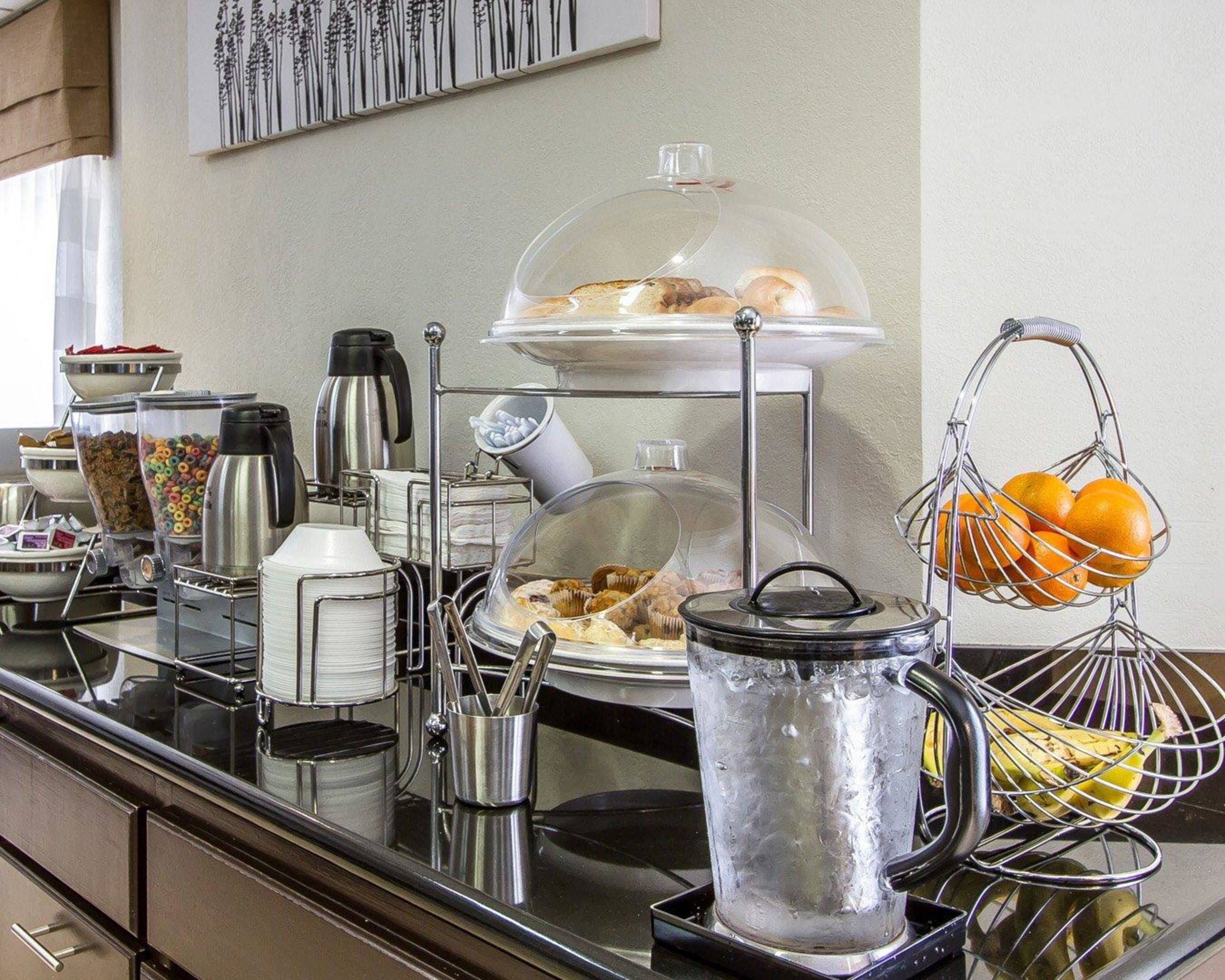 Ein reichhaltiges Buffet mit verschiedenen Speisen, einer Kaffeestation und einer Obstschale.