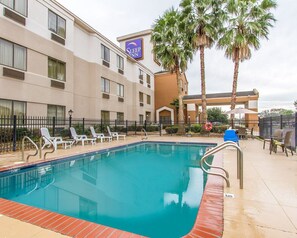 Seasonal outdoor pool, pool umbrellas, sun loungers