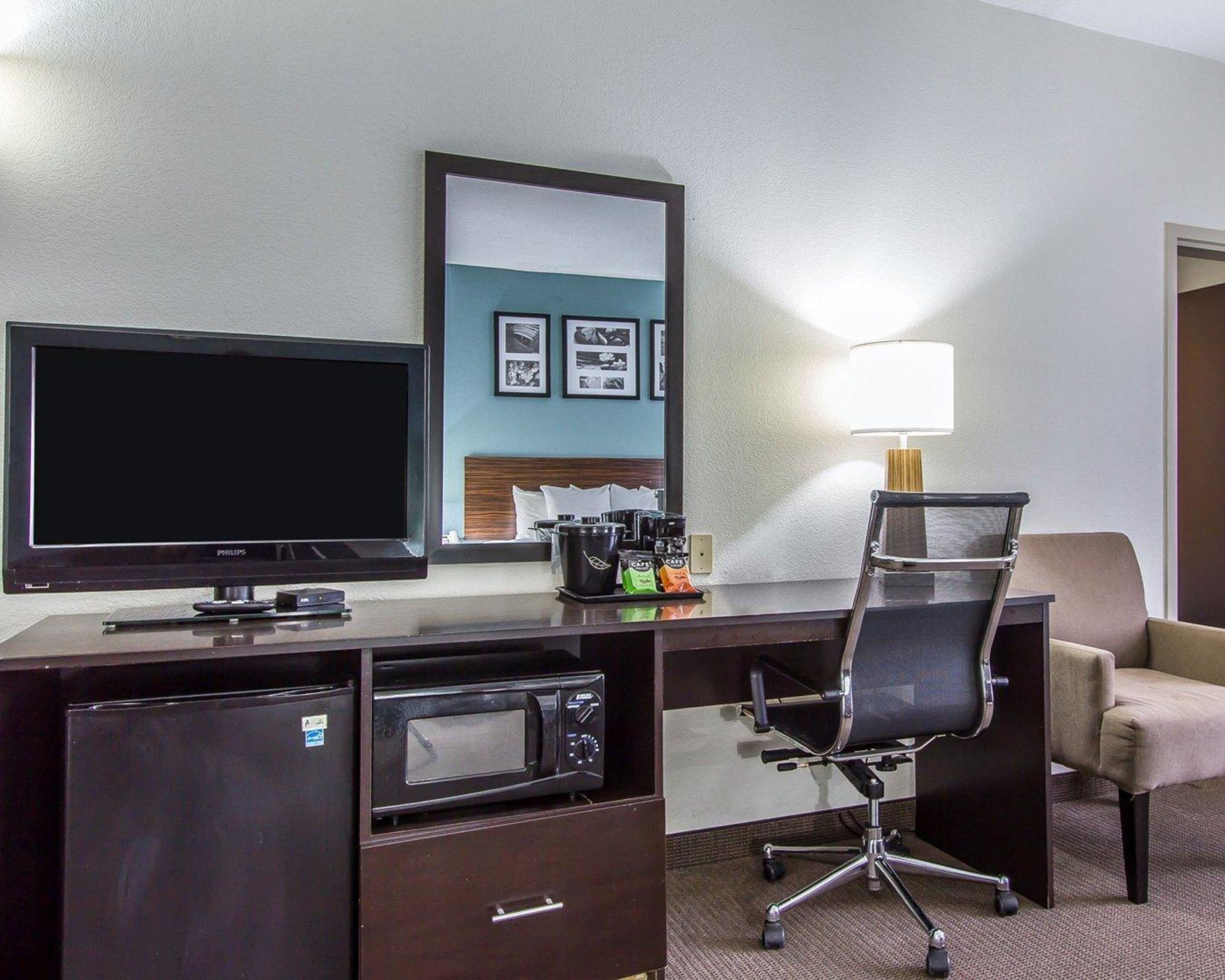 Ylelliset vuodevaatteet, pillowtop-patjalliset sängyt, työpöytä