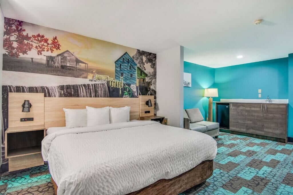 Suite, 1 King Bed, Non Smoking | Desk, blackout drapes, iron/ironing board, free cribs/infant beds