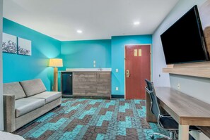 Escritorio, cortinas blackout y tabla de planchar con plancha 