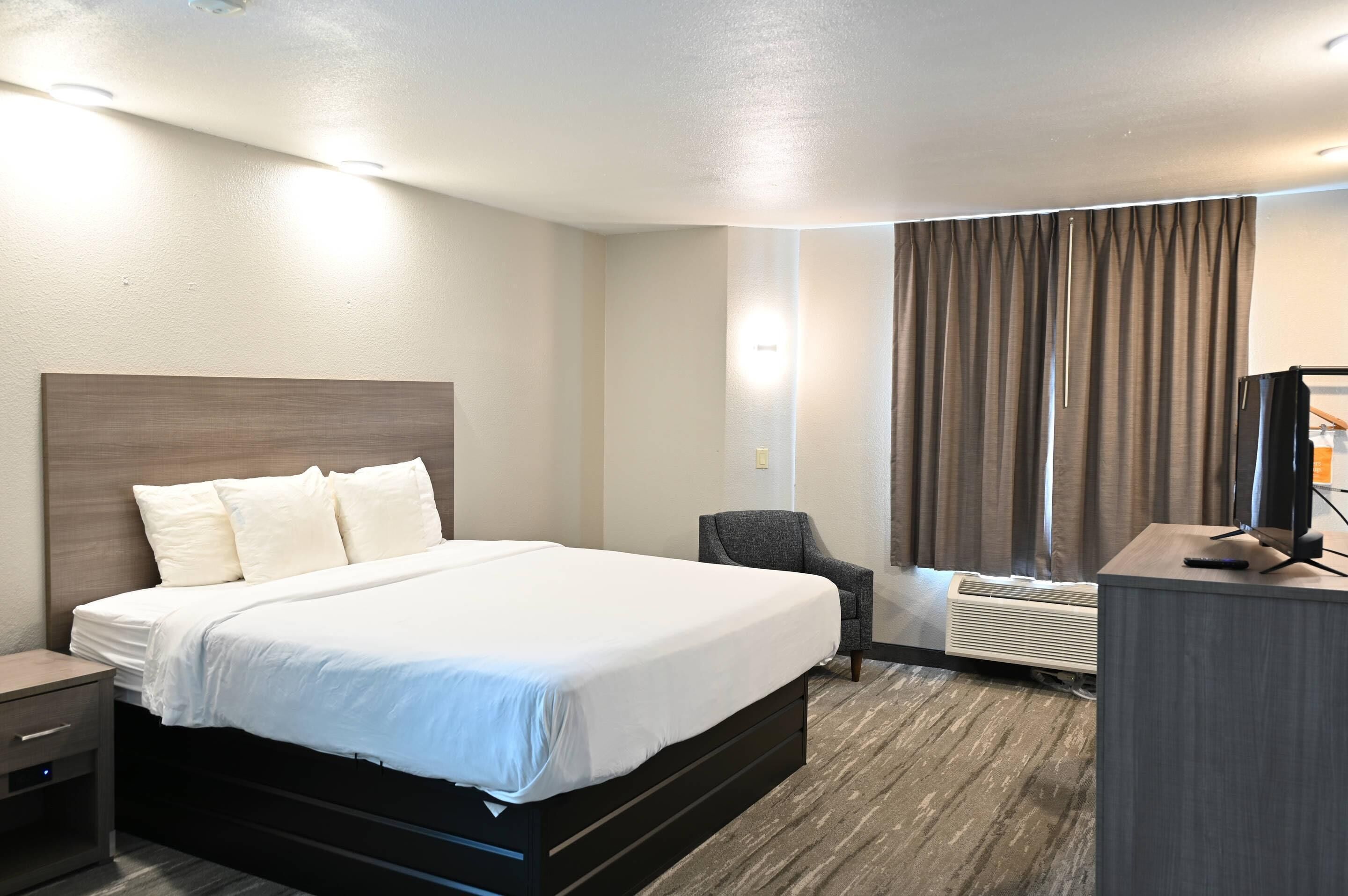 Standard Room, 1 King Bed, Non Smoking | Free WiFi, alarm clocks