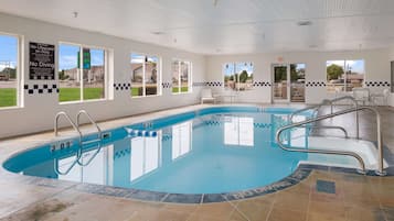 Una piscina cubierta (de 07:00 a 23:00), tumbonas