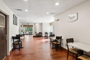 Café da manhã para viagem grátis todos os dias