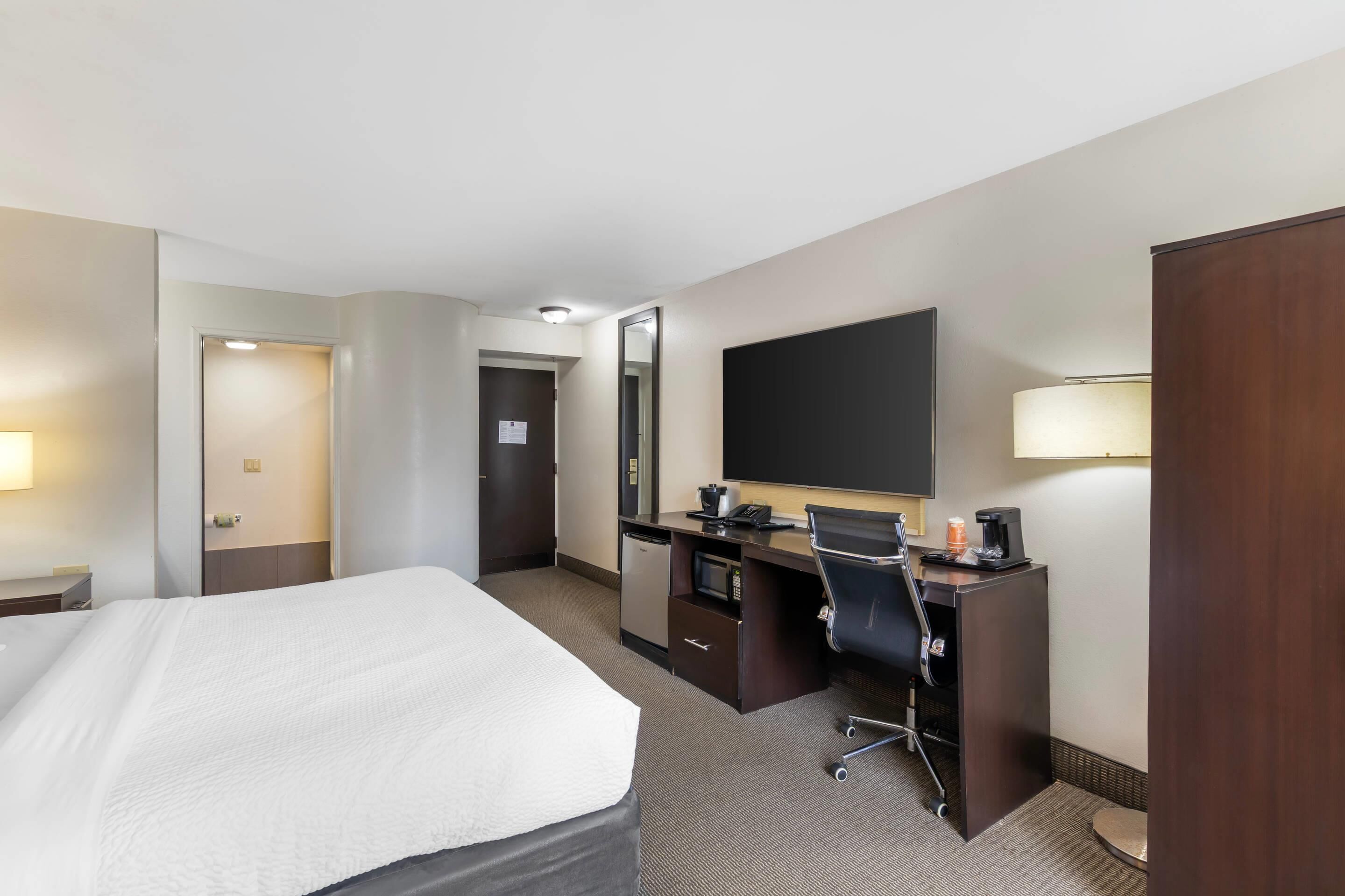 Desk, iron/ironing board, rollaway beds, free WiFi