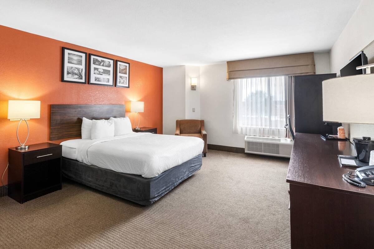 Desk, iron/ironing board, rollaway beds, free WiFi