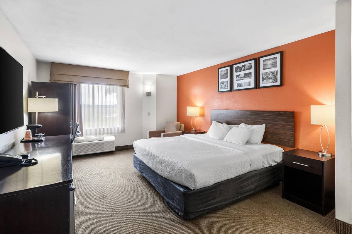 Desk, iron/ironing board, rollaway beds, free WiFi