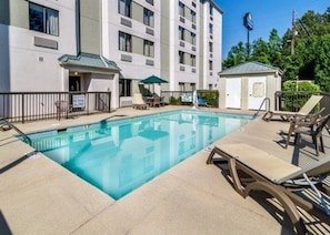 Seasonal outdoor pool - Sleep Inn Columbia Airport (West Columbia)