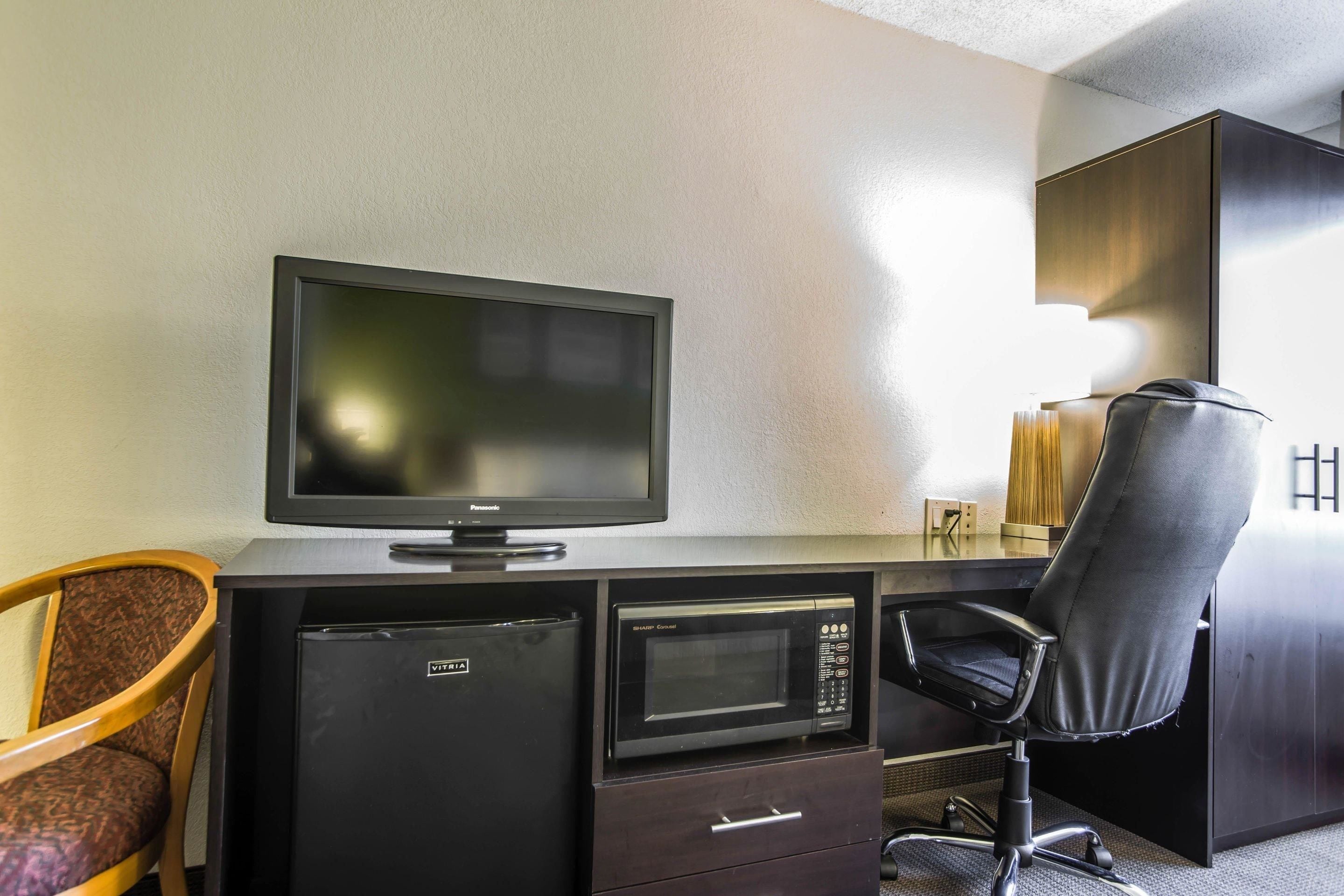 standard room, 1 king bed, non smoking | desk, iron/ironing board, free cots/infant beds, rollaway beds