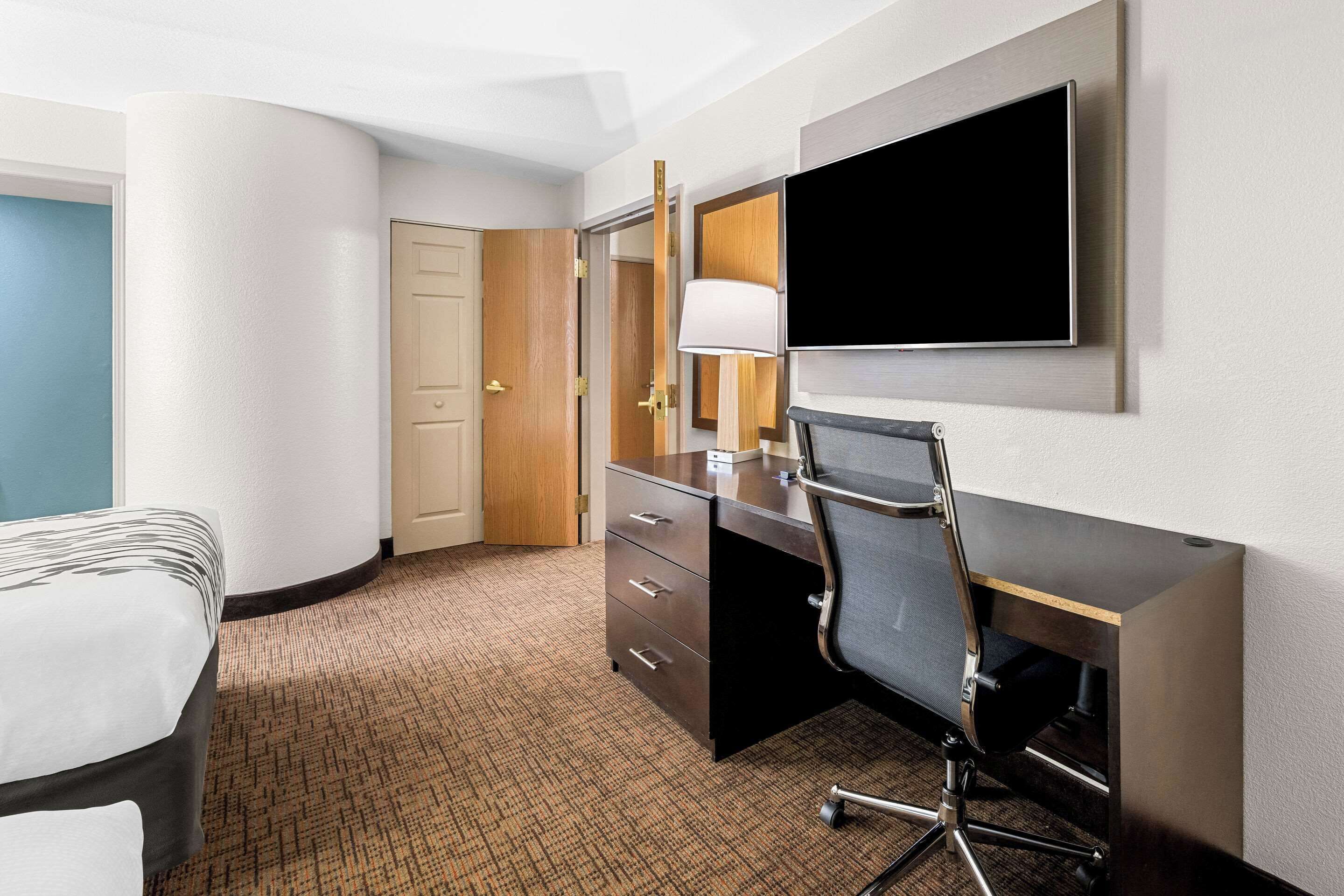 办公桌、熨斗/熨衣板、免费 WiFi、闹钟