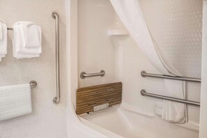 Douche, séchoir à cheveux, serviettes fournies