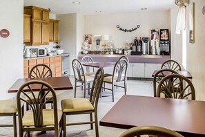 Free daily full breakfast - Rodeway Inn Abbotsford (Colby)