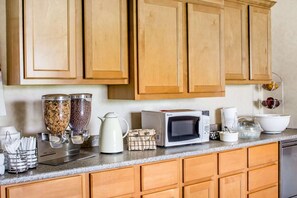 朝食 (フル ブレックファスト)、毎日提供 (無料)