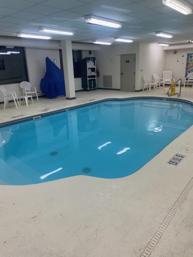 Una piscina cubierta (de 09:00 a 22:00), tumbonas