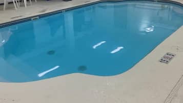 Una piscina cubierta (de 09:00 a 22:00), tumbonas