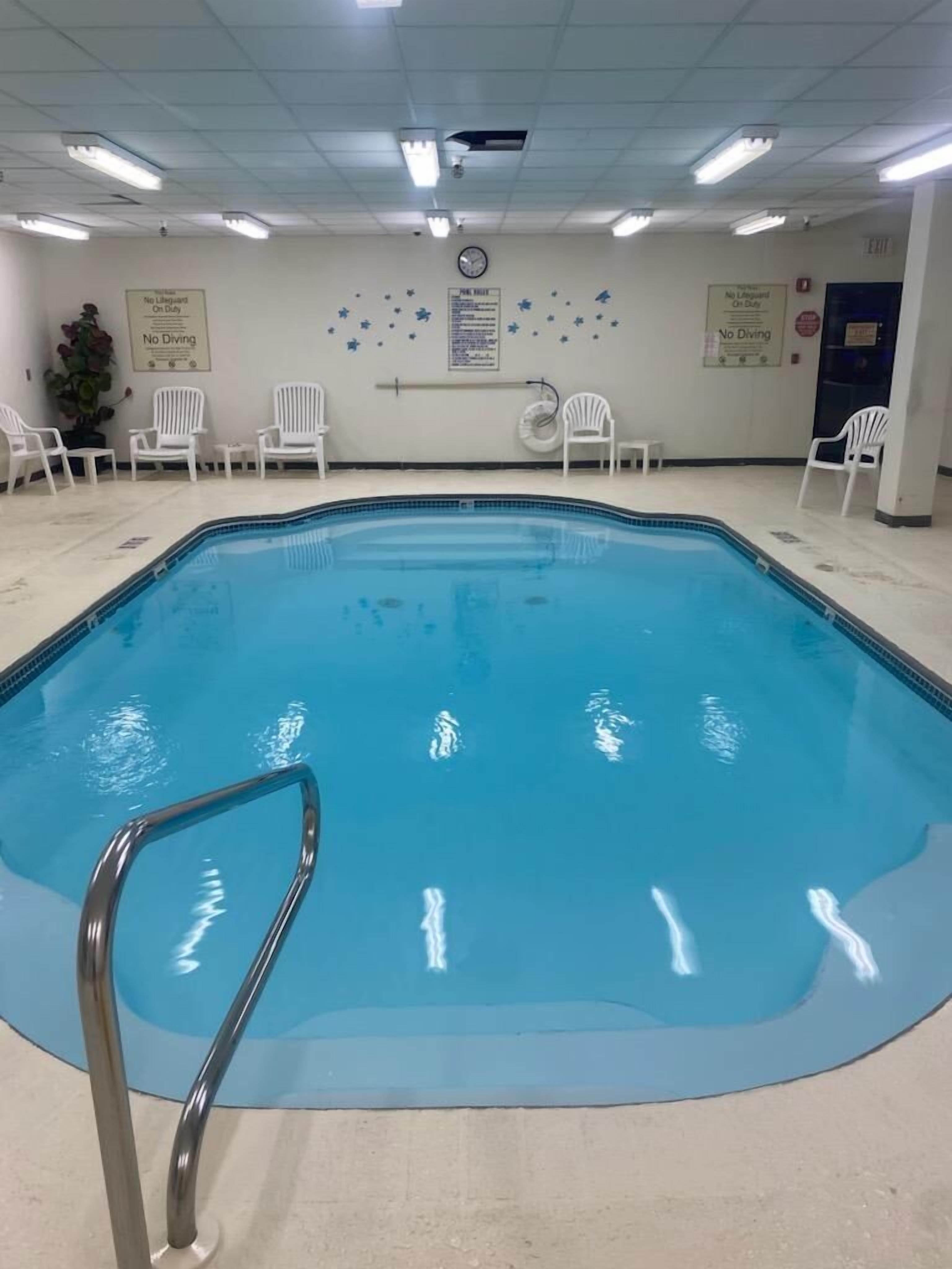 Innenpool, geöffnet von 09:00 Uhr bis 22:00 Uhr, Liegestühle