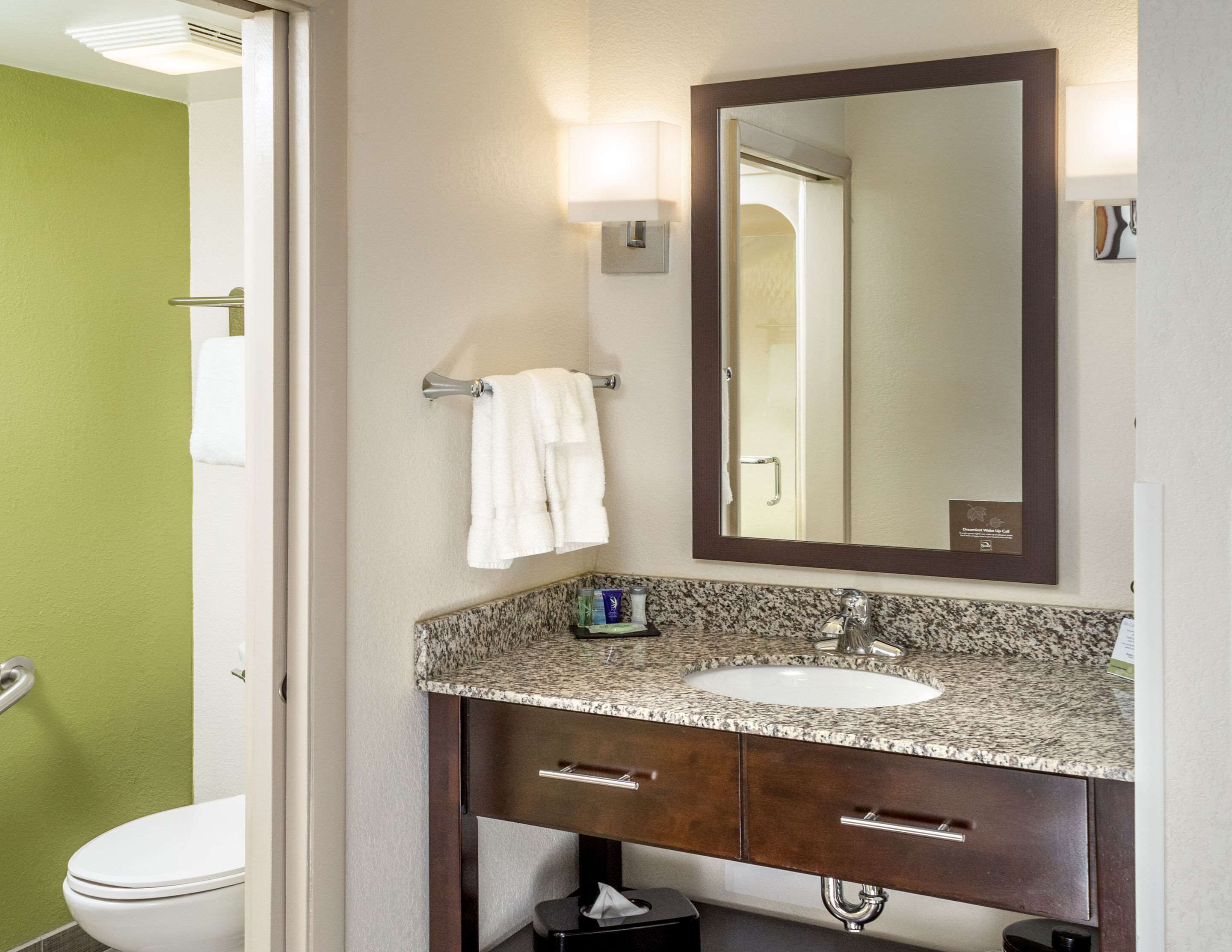 standard room, 1 queen bed, non smoking | bathroom | free toiletries, hair dryer, towels