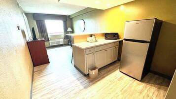 Suite, 1 cama Queen size, para no fumadores, cocineta | Cocineta privada | Refrigerador, microondas y cafetera y tetera