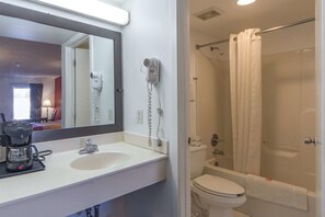 Combined shower/bathtub, free toiletries, hair dryer, towels