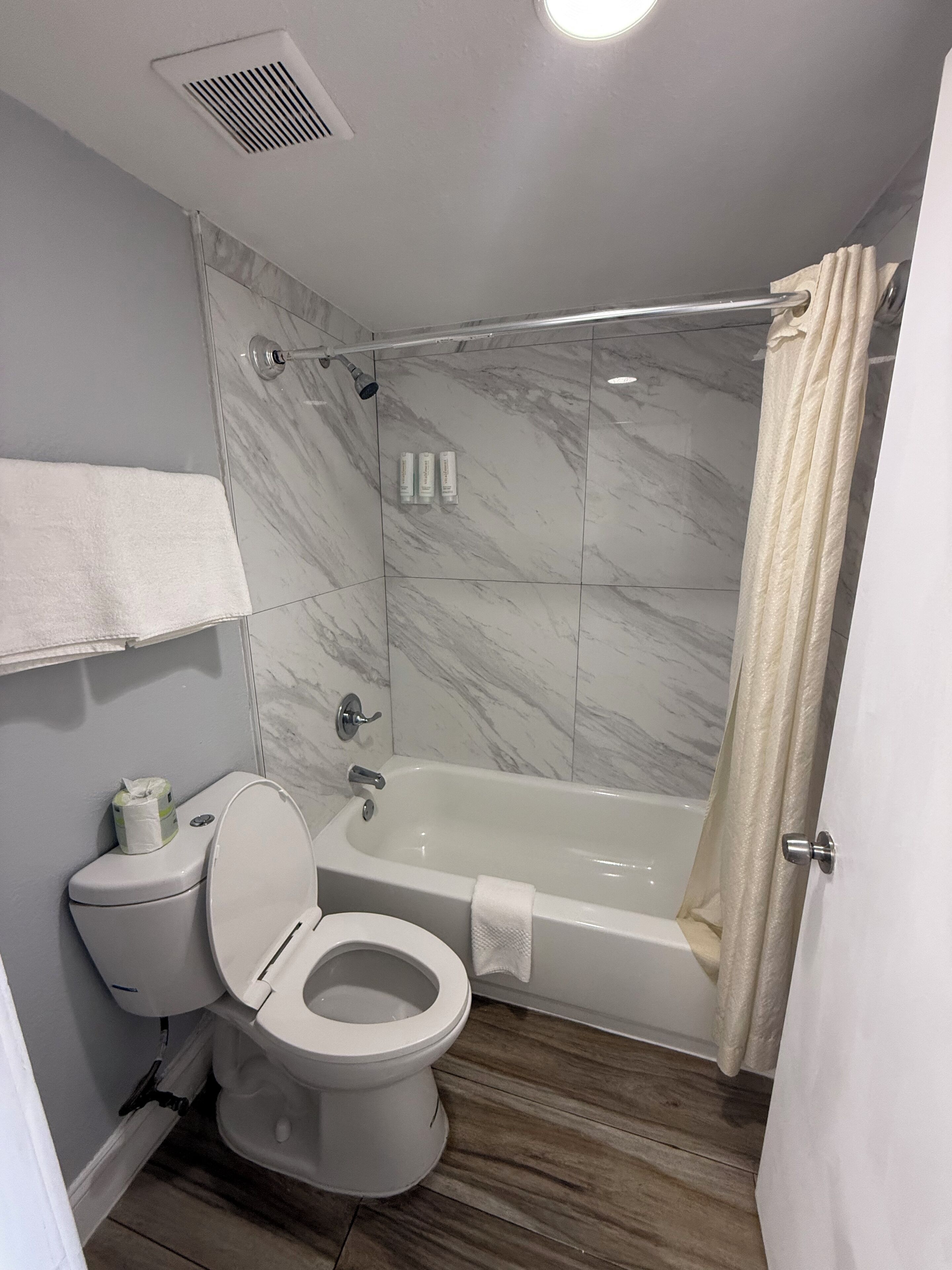 Ducha y bañera combinadas y artículos de higiene personal gratuitos