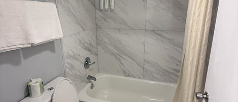 Ensemble douche/baignoire, articles de toilette gratuits, sĂšche-cheveux