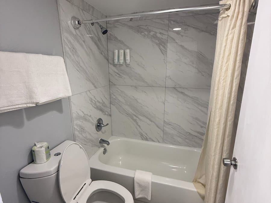 Ducha y bañera combinadas y artículos de higiene personal gratuitos