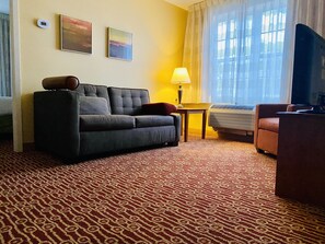 Suite, 2 habitaciones | Zona de estar | Televisión de pantalla plana de 32 pulgadas con canales digitales
