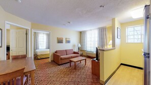 Suite, 2 habitaciones | Área de sala de estar | Televisión de pantalla plana de 32 pulgadas con canales digitales