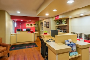 Full-size fridge, microwave, oven, stovetop