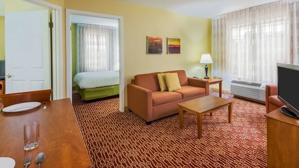 Pillowtop beds, desk, laptop workspace, blackout drapes - Pine Bush Suites Albany University (Albany)
