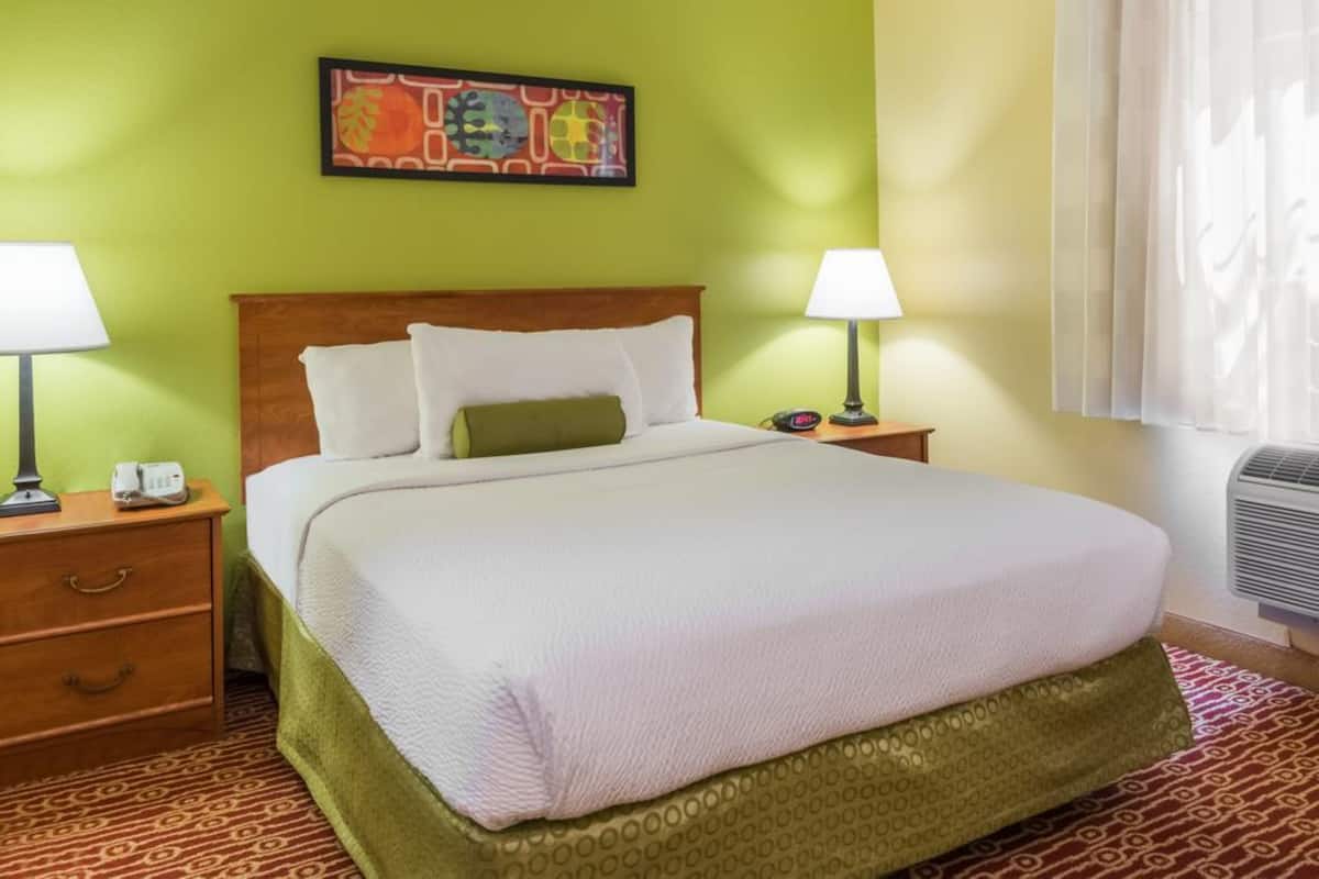 Camas con pillow-top, escritorio y espacio para trabajar con laptop 